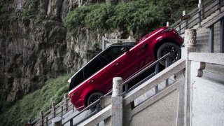 Range Rover Sport PHEV vyšplhal až k Nebeské bráně