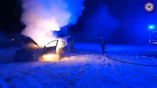 Driftování s BMW může být i na sněhu hodně žhavou záležitostí. Řidiči v Pardubicích auto shořelo