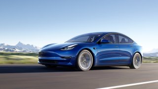 Tesla předehnala Škodovku nejen cenou. Na její vozy se po objednávce nečeká ani měsíc