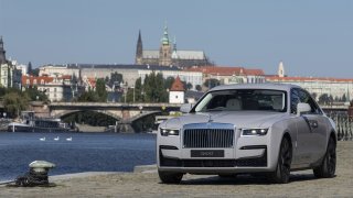 Nový Rolls-Royce Ghost už nemá ducha z BMW. Je to spíš menší dvojče královského Phantomu