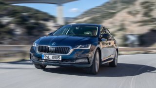 Pro důchodce Prius, rodině Octavia a manažerovi BMW 5: Umělá inteligence radí, jaký vůz koupit