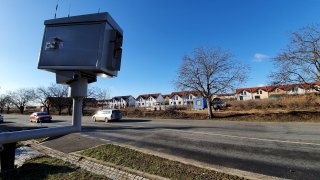 Pokuta za 53 km/h na padesátce. Radar v malé české obci tvrdě trestá příliš rychlé řidiče