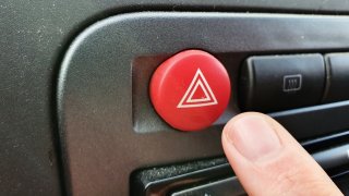 Řidiči rádi zneužívají výstražná světla. U špatně zaparkovaného auta jimi policisty neobměkčí