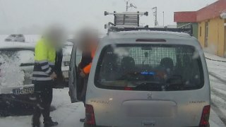 Řidič u Brna předjížděl na sněhu a zákazu přímo před policisty. Ostatní prý jeli až moc pomalu