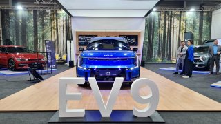 Na e-Salonu se představila nová Kia EV9. Korejský obr pojme sedm cestujících a ujede 563 kilometrů