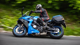 Test Suzuki GSX-S1000GT: Nová krásná cestovatelka za rozumné peníze může být motorkou roku 2022