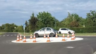 V Polsku postavili kruhový objezd, ale řidiči ho nepochopili. Teď svou jízdou baví internet