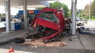 Řidič dodávky se u Hlavence zabil o benzinovou pumpu. Dostal a nezvládl smyk, zjistili vyšetřovatelé