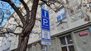 Řidiči při parkování často přehlédnou nenápadný symbol na značce. Zbytečně pak platí pokutu