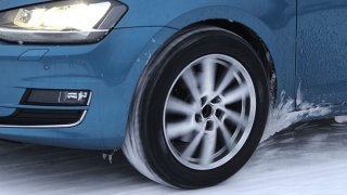 Test zimních pneumatik odhalil nejlepší pláště pro malá auta a SUV. České gumy propadly