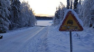 Pozor na zasněžené dopravní značky i namrzlý sníh na autech