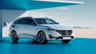 Peugeot chystá první elektrický kombík. Ujede 400 kilometrů a k mání bude i přes internet