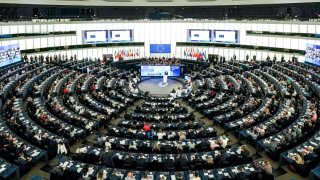 Pouze dva europoslanci, kteří hlasovali pro zákaz spalovacích motorů, se vrací do Bruselu