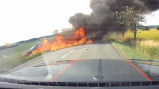 Motorkář svojí chybou způsobil požár auta s maminkou a kojencem. Nová kampaň Besipu je drsná