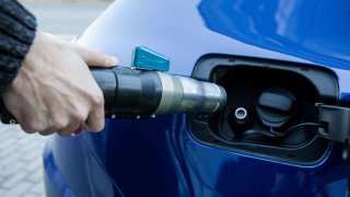 Oblíbené alternativní palivo vzrostlo na ceně rychleji než benzin. Prodává se i za 100 Kč