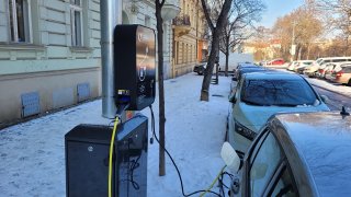 Elektromobily se dají v Praze nabíjet přímo z lampy na ulici. Do konce prosince to jde zdarma
