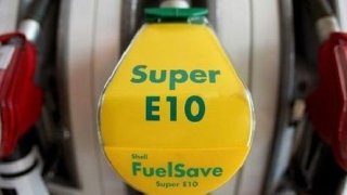 Na tuzemský trh ve velkém míří benzin E10. Poradíme, zda to bude pro váš automobil problém a jak se většímu obsahu biosložky vyhnout