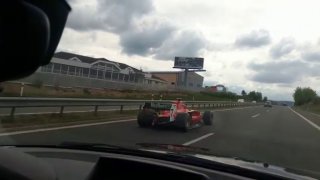 Video: Po dálnici D4 jela formule. Řidič zjevně dodržoval rychlost, přesto po něm policie pátrá