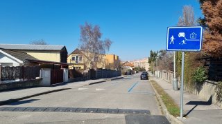 Praha namalovala modré zóny, na kterých nesmí zaparkovat ani místní. Teď je bude mazat