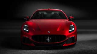 Maserati představilo své první auto do zásuvky. Nové GranTurismo pohání tři elektromotory
