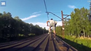 Nebezpečná jízda na střeše vlaku.