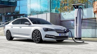 Škoda svolává své plug-in hybridy kvůli obavám z požáru. V Česku jde o tisíc aut