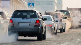 Emise CO2 u nových aut u nás vloni vzrostly. Důvodů je hned několik, včetně těch paradoxních