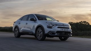 Citroën dál rozšiřuje nabídku svých elektrifikovaných modelů. Nezanevřel ale ani na spalovací motory