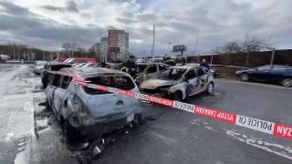 Video: Žhář zapálil v Praze nejen auta, ale také obě své ruce. Vyšetřovatel prosí o pomoc lékaře