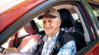 Důchodci si za volantem věří víc než mladiství. Někteří ale zapomínají, kde zaparkovali