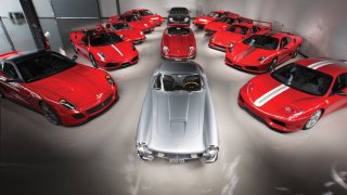Prohlédněte si jedinečnou sbírku krásných Ferrari za stovky milionů
