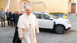 Papež František dostal auto, které ladí s jeho skromností. Novým papamobilem je Dacia Duster 4x4