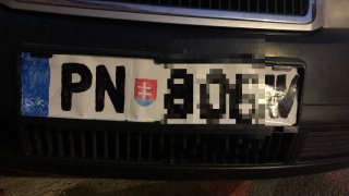 Řidiči ze Slovenska zabavili registrační značku, tak si ji namaloval fixem. Teď je hitem internetu