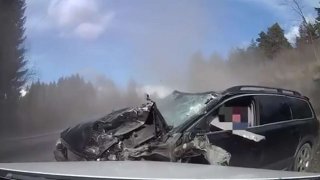 Volvo XC70 se čelně střetlo s kamionem