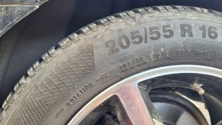 Na sportovních pneumatikách se objevil nový symbol dvou šipek v kruhu. Víme, co přesně znamená