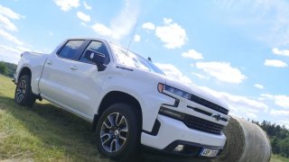 Gigantický americký pick-up Chevrolet Silverado děsí a dojímá majitele i s dieselem pod kapotou