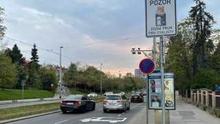 Na pražských ulicích se objevily nové piktogramy. Upozorňují na možnost vjet do pruhu pro cyklisty
