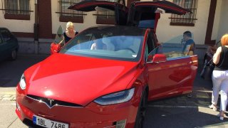Alza začala prodávat elektromobily Tesla 9