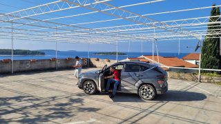 Hyundai Kona Electric cesta do Albánie na fotbal