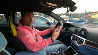 BMW u sporťáků využívá na volantu „adrenalinová“ tlačítka. Stisknutí přenastaví jízdní parametry
