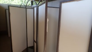 Dveře toalet často neměly zámky a nešly zavřít