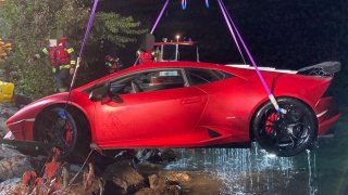 Řidič vykoupal své Lamborghini Huracán v jezeře. Prý si jenom spletl brzdu s plynem