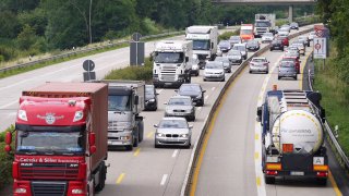 U státních hranic budou nové zákazy předjíždění pro nákladní auta. Platí jen pro někoho