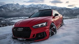 Dvě ostrá Audi, hodně sněhu a fantastické záběry