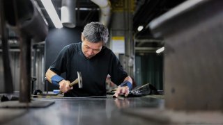 Japonský mistr pracuje s kovem už 40 let. Radí designérům Mazdy, jakým směrem se vydat