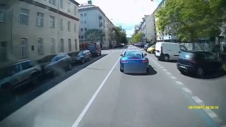 Pražské hasiče drsně vybrzdil arogantní bezmozek v Porsche