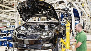 Škoda prodlužuje odstávku výroby. Pod dopisem zaměstnancům je podepsán i nemocný Wojnar