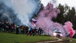 Komentář: Krev, vandalismus a kousek od tragédie. České WRC bylo výzvou pro jezdce i organizátory