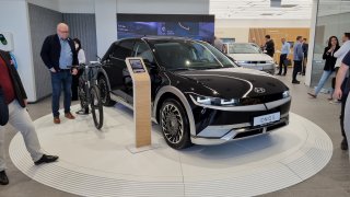Hyundai v Praze otevřel nový showroom pro ekologické vozy. Hlídá ho robotický pes