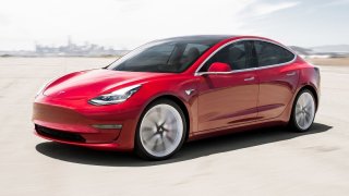 Tesla neplní další sliby. Model 3 nebude mít vzduchový podvozek